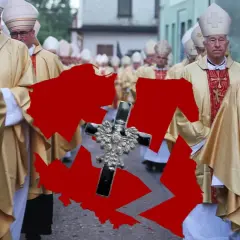 Grupa duchownych w złotych szatach i mitrach, na tle czerwonego zarysu Polski z krzyżem.