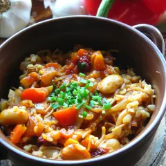 Kasza bulgur z warzywami: aromatyczne danie z pomidorami, fasolą i szczypiorkiem.