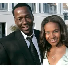 Bobby Brown i jego córka Bobbi Kristina Brown uśmiechają się do aparatu.
