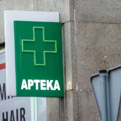 Zielony znak apteki z napisem "APTEKA". Czy kupowanie leków przez internet jest karalne? Zapytaj farmaceutę.