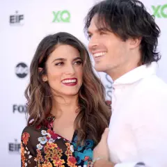 Para Ian Somerhalder dzieci, jego żona Nikki Reed uśmiecha się promiennie.