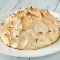 Une omelette norvégienne dorée et meringuée, prête à être dégustée.