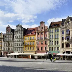 Kolorowe kamienice na Rynku we Wrocławiu, idealne miejsce na romantyczną randkę.