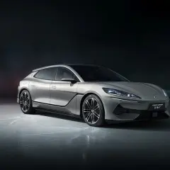 Elegancki, srebrny Denza Z9 GT z futurystycznym designem stoi na ciemnym tle.