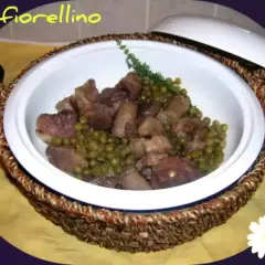 Un invitante spezzatino di maiale con piselli, servito in una ciotola bianca con manici intrecciati.