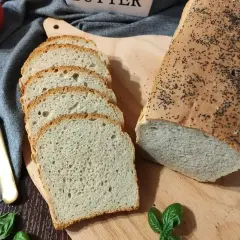 Domowy chleb pieczony w piekarniku, posypany makiem, pokrojony w kromki. Idealny przepis na pyszny, świeży bochenek.