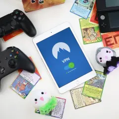 Gry, kontrolery i tablet z VPN – wszystko, co potrzebne, by dowiedzieć się, jak pobrać grę ze Steam na telefon.