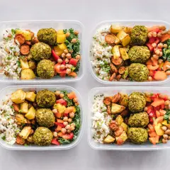 Gotowe posiłki do pracy: ryż, pieczone warzywa, falafel i sałatka. Idealne, by wiedzieć, co jeść przed treningiem rano.