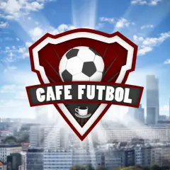 Logo "Cafe Futbol" z piłką i filiżanką kawy na tle miasta i nieba.
