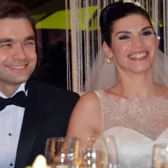Szczęśliwa para młoda, pan młody w czarnym smokingu, panna młoda w sukni ślubnej. Może to córka Ewy Bem?