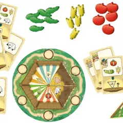 Spielmaterialien für ein Bauernhofspiel, inspiriert von Friedemann Friese: Karten, Spielbrett, Schafe, Schweine, Äpfel, Gurken und mehr.