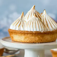 Tartelette dorée garnie d'une meringue italienne aérienne aux pointes caramélisées, comme des sommets enneigés.