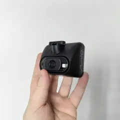 Czarna kamera samochodowa z technologią **sony starvis** w dłoni, gotowa do rejestrowania każdej podróży.