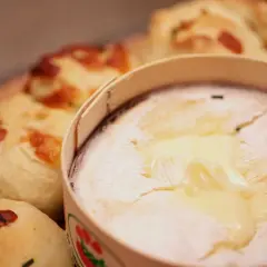 Un Mont d'Or fondant, prêt à être dégusté avec du pain croustillant. Parfait pour un repas convivial.
