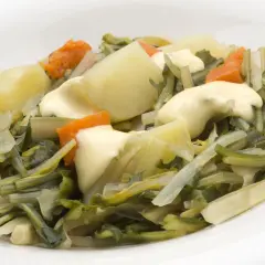 Ensalada de patatas, zanahoria y achicoria italiana con mayonesa.