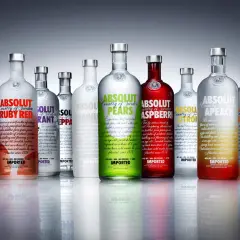 Rząd butelek wódki Absolut: od klasycznej po owocowe smaki, każdy symbolizuje czysty **absolut** smaku i szwedzkiej tradycji.
