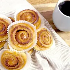 Fika-dags! Sju härliga bullar med mandelmassa, redo att avnjutas med en kopp kaffe.