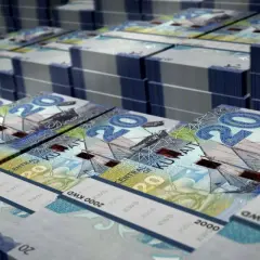 Stosy banknotów 20 dinarów kuwejckich, jednej z najdroższych walut świata.