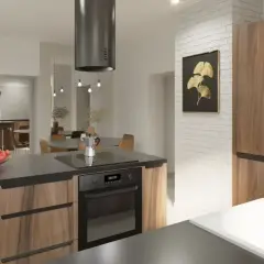 Nowoczesna kuchnia z wyspą. Ciemny blat laminowany, drewniane fronty szafek. Jakim środkiem wyczyścić blat kuchenny laminowany, by lśnił?