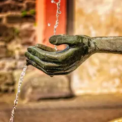 Bronzene Hände fangen Wasser auf, ein Symbol dafür, dass die auf den Herrn harren, neue Kraft schöpfen.
