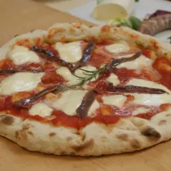 Jak długo piec gotowy spód do pizzy, aby uniknąć rozczarowania?