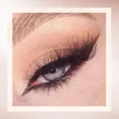 En närbild på ett öga med dramatisk eyeliner och lösögonfransar, som ger en "siren eyes"-effekt.