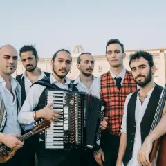 Un gruppo di musicisti napoletani con mandolino, fisarmonica e contrabbasso, pronti a far rivivere le melodie dei gruppi napoletani famosi.