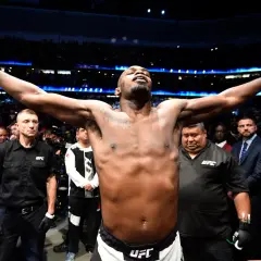 Jon Jones firar sin seger vid UFC 285 med armarna utsträckta inför publiken.