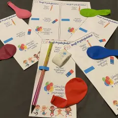 Kolorowe balony, kredka i gumka na kartkach "Drogi Przedszkolaku!" to idealny zestaw na zakończenie zerówki.