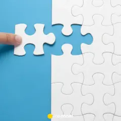 Dłoń dopasowuje ostatni element układanki, symbolizując skuteczne interwencje kryzysowe przykłady.