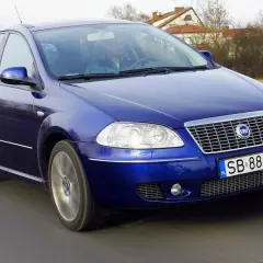 Niebieski Fiat Croma 1.9 JTD jedzie po drodze.