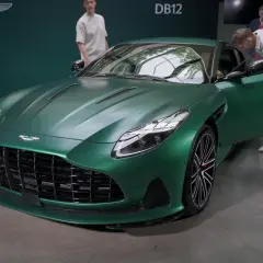 Aston Martin DB12: Co musisz wiedzieć przed zakupem tego luksusowego auta?
