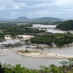 Szeroki, meandrujący nurt rzeki Orinoko, największej rzeki Wenezueli, otoczony bujną zielenią i skalistymi wysepkami.