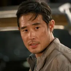 Un homme asiatique, le regard intense, semble avoir déchiffré le code quantique fin.