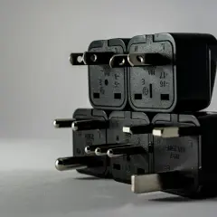 Stos wtyczek elektrycznych. Może symbolizować problemy z zasilaniem, np. brak jednej fazy w domu przyczyny.