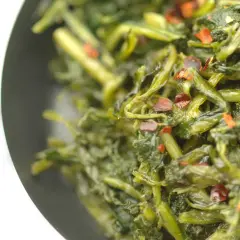 Puntarelle in padella, un contorno saporito e leggermente piccante, pronto per essere gustato.