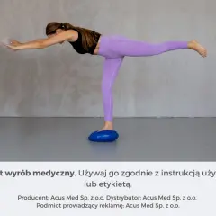 Kobieta wykonuje ćwiczenia propriocepcji na niebieskiej poduszce balansującej, utrzymując równowagę w pozycji stojącej na jednej nodze.