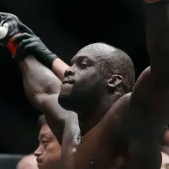 Melvin Manhoef, svettig och med armarna i luften, firar en seger.