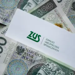 ZUS i polskie banknoty 100 zł. Pytanie: ile wynosi renta dla osoby niepełnosprawnej od urodzenia?