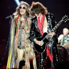 Steven Tyler i Joe Perry z Aerosmith, legendy rocka, na scenie. Ich styl to kwintesencja tego, co kochamy w **starych zespołach rockowych**.