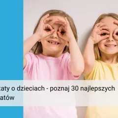 Dwie uśmiechnięte dziewczynki robią sobie "okulary" z dłoni. Poznaj najlepsze cytaty o dzieciach.