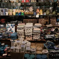 Tureckie bazarowe ceny: stosy ceramicznych podstawek, miseczek i breloczków z "złym okiem".