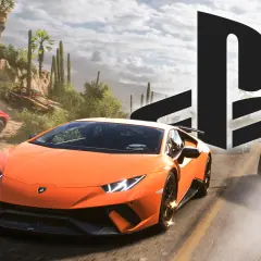 Rennwagen rasen durch eine staubige Wüstenlandschaft, bereit für den Forza Horizon 5 Release. Ein orangefarbener Lamborghini und ein Mustang mit Monster Energy-Aufklebern dominieren die Szene.