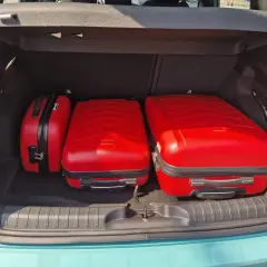 Bagażnik Ford Puma pomieści trzy czerwone walizki. Sprawdź ford puma wymiary i przekonaj się, ile zmieścisz!