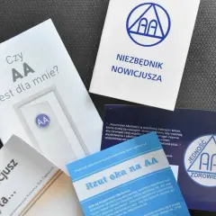 Materiały AA: "Czy AA jest dla mnie?", "Niezbędnik Nowicjusza", "Nowicjusz pyta...", "Rzut oka na AA", "Jedność, Służba, Zdrowie".