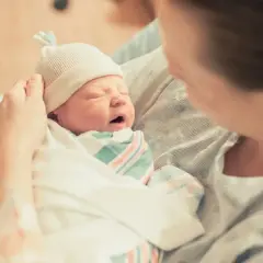Nowa mama tuli swoje maleństwo. Może nazwie ją Zuzanna, Julia albo inne piękne polskie imiona żeńskie.