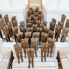 Tłum postaci ludzkich, dzieło Magdaleny Abakanowicz, schodzi po schodach.