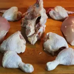 Jak porcjować kurczaka? Oszczędzaj i gotuj zero waste!