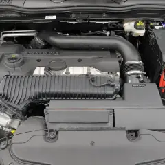Silnik Volvo D3 z widocznym kolektorem dolotowym i obudową filtra powietrza.