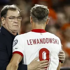 Trener Czesław Michniewicz obejmuje Roberta Lewandowskiego po meczu. To symboliczne wsparcie przed kolejnymi powołaniami do kadry.